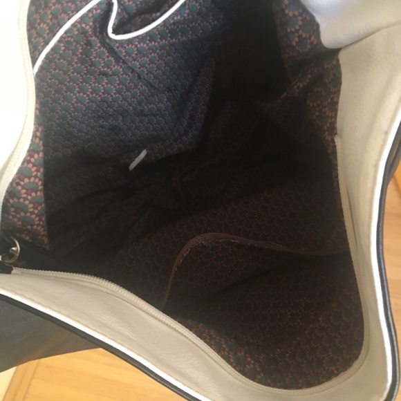 Shoulder Bag (Free with Purchase) - Picture 4 of 4